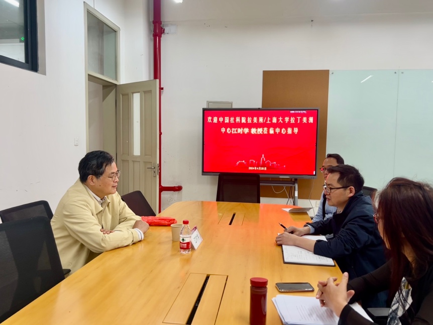 会议室里的人们描述已自动生成