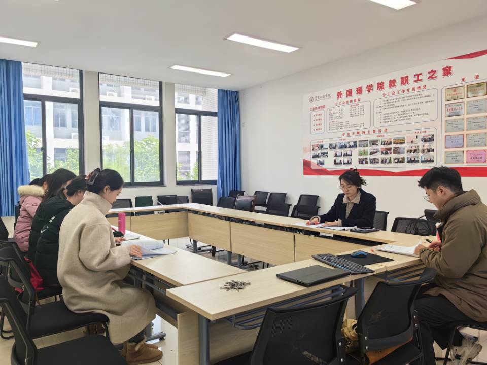 会议室里的人们描述已自动生成